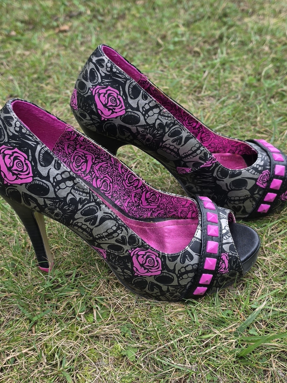 Iron Fist "Muerte Punk" Black Gray Skulls Pink Roses Stud Peep-Toe Heels Size 7